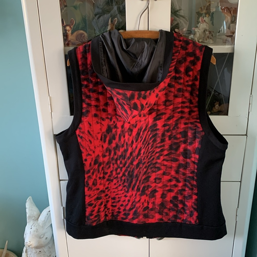 Zenergy by Chico’s Stylish Red and Black hooded Sleeveless Top sz 16 like new - Picture 4 of 5
